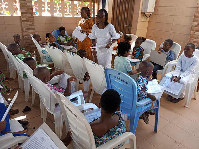 Classe de discussion sur la Parole de Vie pour les jeunes